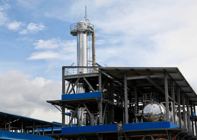 <ul>
<li>Aumento en eficiencia de energía térmica consumida en planta, por medio de la reducción de pérdidas de vapor, generando menores consumo de gas.</li>
<li>Evaluación de sustitución de insumos principales por bioinsumos que generen una reducción en la emisión indirecta por la producción de estos productos (Ej. Biometanol).</li>
<li>Gestión energética electrica eficiente, evaluando alternativas de suministro de energías renovables en partes del proceso.</li>
</ul>
 BioD